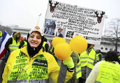 100 gele hesjes demonstreren op Media Park Hilversum