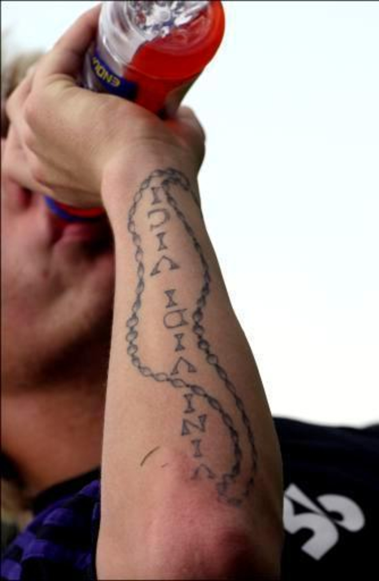 Onwijs Legear pronkt met mislukte tattoo | De Morgen HG-06