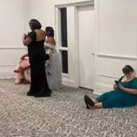 ‘Ik heb kinderfeestjes gezien die er beter uitzagen’: ‘Bridgerton’-bal blijkt niet bepaald een succes