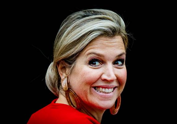 Koningin Máxima droeg een toepasselijke jurk met een diep decolleté