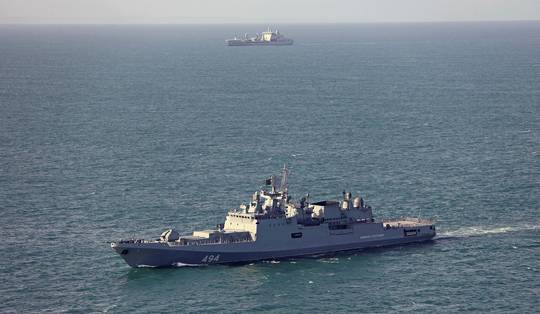 ‘Preventief schoten afgevuurd met handvuurwapens’ toen Brits jacht Russisch fregat bleef naderen in Kanaal, bevestigt Moskou