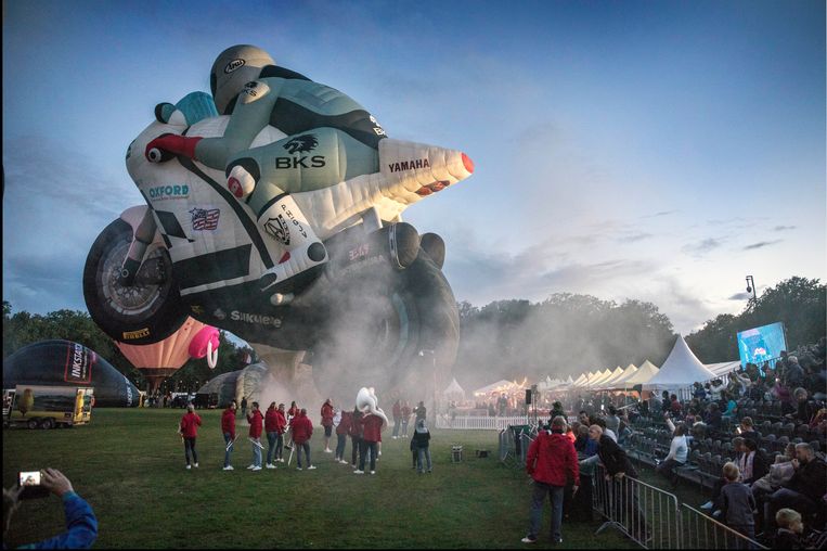 Fotograaf Werry Crone ontdekte een nieuwe, oer-Hollandse trend: de partytent