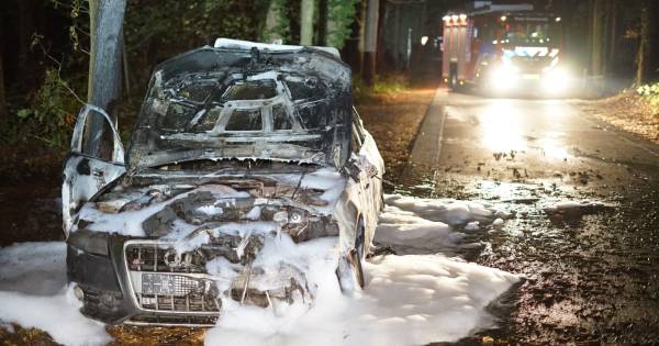 Auto brandt uit in buitengebied bij Overasselt