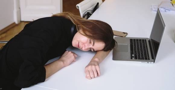 Eva, Lies, Capucine en Bart vallen in slaap op het werk, net als vele andere Belgen. “Een nappuccino werkt het best”, zegt expert