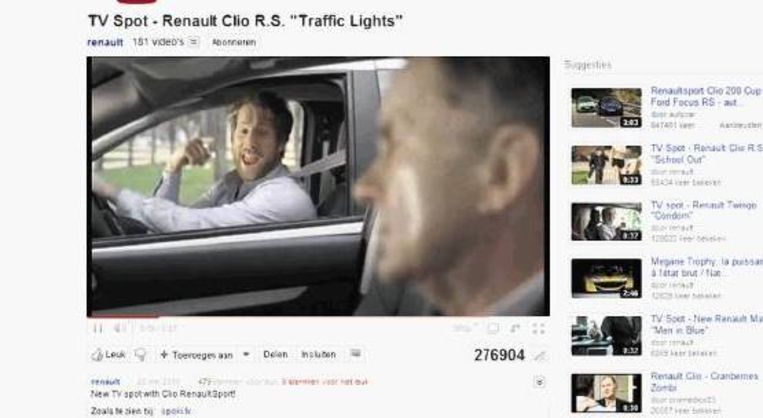 Beeld uit een reclamespotje voor Renault Clio. De chauffeur trekt gekke bekken tegen een andere automobilist die de vader van zijn vriendin blijkt te zijn. Grappig, maar het appelleert niet aan de verlangens van mannen. (Trouw) Beeld 