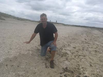 Simpele rand van zand doet wonderen op strand van Ouwerkerk
