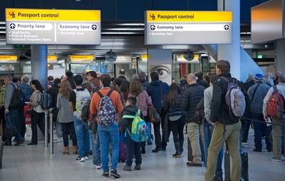 Britten woest: Lange rijen op Europese vliegvelden vanwege Brexit