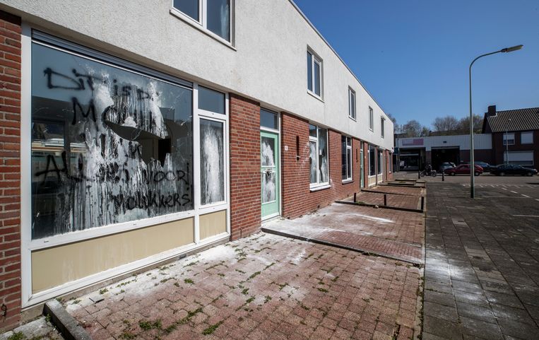Met witte verf bekladde voorgevel en vernielde ruit aan woning in de Diederik van Havertstraat 6 in Molukse wijk. Beeld Harry Heuts Photography