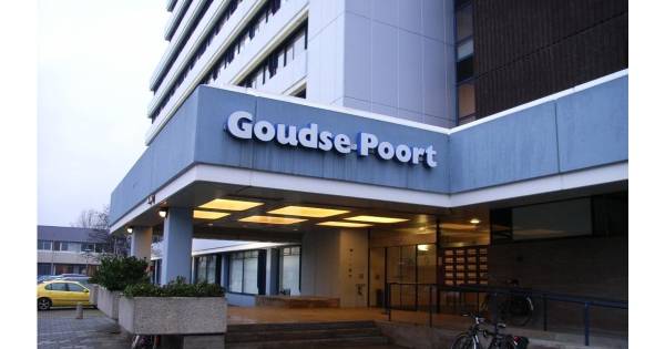 Als het om blanken gaat vermeldt het racistische @ADnl het wel: "Het gaat volgens de politie om vier blanke jongens die ongeveer 18 tot 20 jaar oud zijn." .