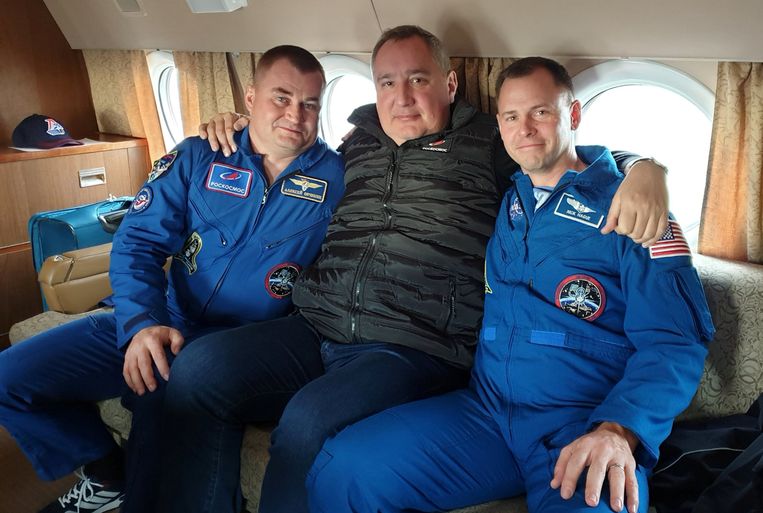 Alexey Ovchinin en Nick Hague met tussenin Dmitry Rogozin, de directeur van Roskosmos.