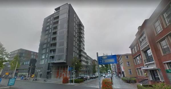 Agent in vrije tijd aangereden en meegesleurd in Hengelo.