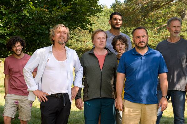 Hommes au bord de la crise de nerf