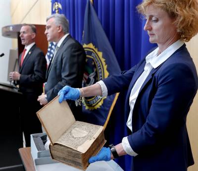 400 jaar oude in VS gestolen bijbel gevonden in Leiden: ‘Ik kreeg opeens een brief van een detective’