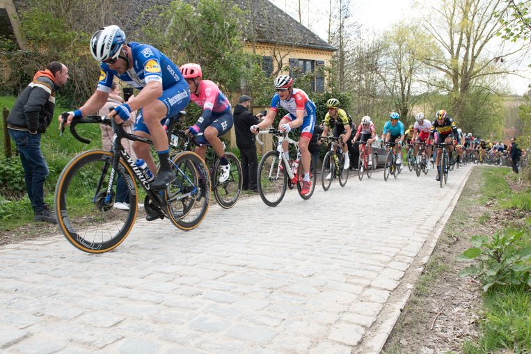 Eindelijk de renners koersen weer over Berg Ten Houte in Schorisse