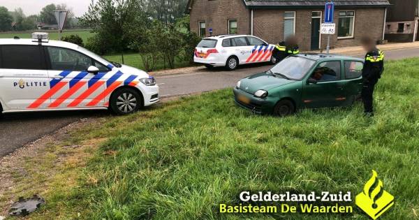 Politie drukt opvallend zwaar beladen Fiatje van de weg in Wamel na wilde achtervolging - De Gelderl
