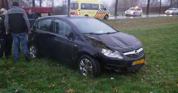 Bestuurster verliest macht over het stuur en belandt in weiland