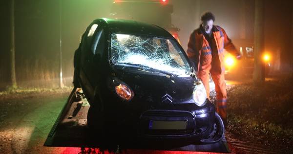 Automobiliste belandt met auto op de kop in droge sloot Liempde - BD.nl
