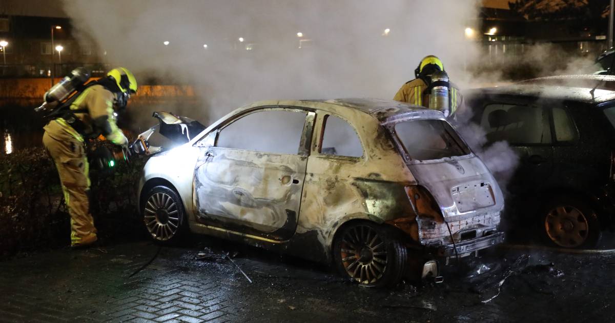 Brandweer rukt uit voor autobrand aan Platanendreef in Nootdorp.
