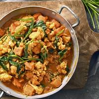 Milde curry met zoete aardappel en bloemkool
