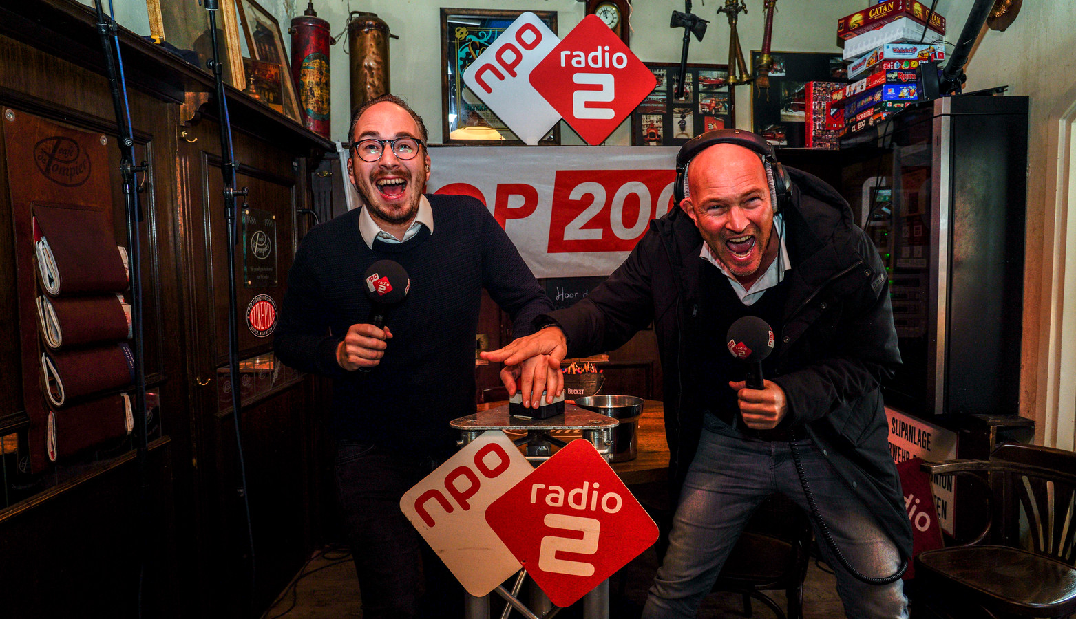 Radio 2dj’s geven in Woerden startschot voor stemperiode Top 2000 Foto AD.nl
