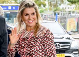 Koningin Máxima gespot in seventies jurk van Valentino