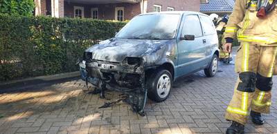Auto vat vlam in Delden