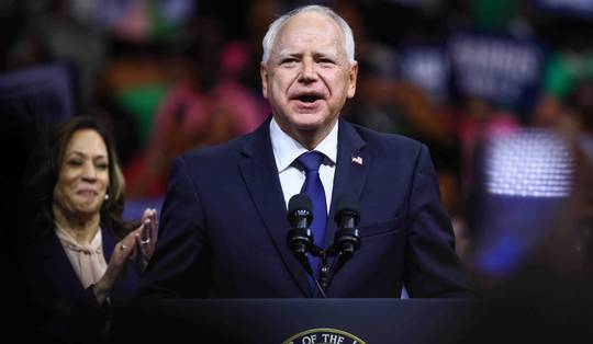 ‘Amerikaanse justitie start onderzoek naar gouverneur Tim Walz na kritiek op ICE’