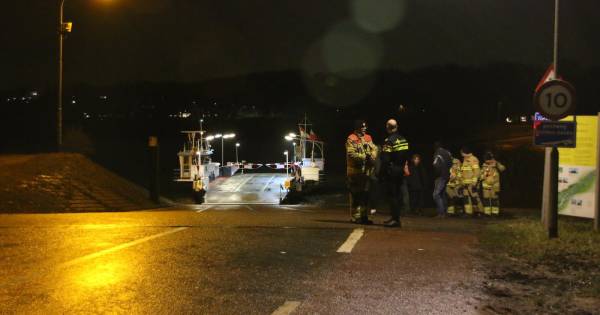 Auto met drie personen raakt te water bij Lexkesveer bij Randwijk