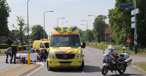 Motorrijdster met spoed naar ziekenhuis na aanrijding met automobilist in Giethoorn.