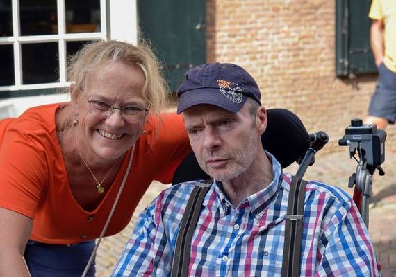 Cobi verzorgt al 10 jaar haar zieke man: “Ik dacht altijd: ik ben zijn partner, dan doe je dat toch gewoon?”