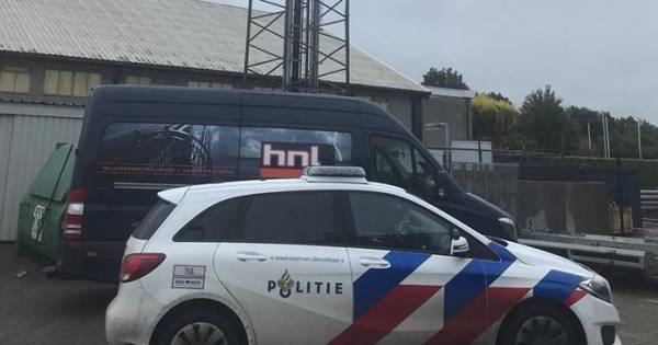 Blunder bij optreden #politie: zendmast van #TwenteFM per ongeluk uit lucht gehaald: ‘Dachten dat het #piraat was' .