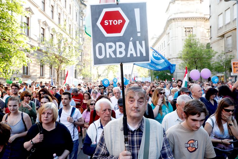 Hongarije Loopt Leeg Met Honderdduizenden Tegelijk Trouw
