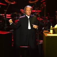 ‘Hij gebruikte me bijna elke dag’: twee ex-medewerksters beschuldigen Julio Iglesias (82) van verkrachting en aanranding