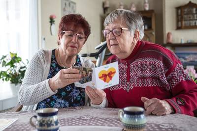 Antje is blij met bezoek Zonnebloem: 'Er komt haast nooit iemand hier'