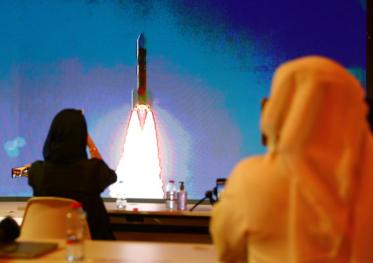 Vrouwen kijken naar een livestream van de lancering in het Mohammed bin Rashid Space Centre in Dubai.