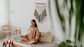Meer concentratie, meer energie en minder stress: leer mediteren met deze laagdrempelige oefening 