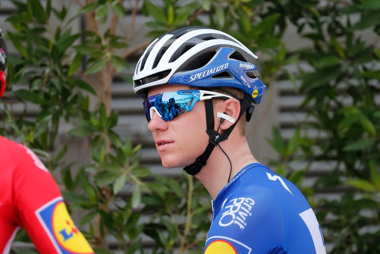 Remco Evenepoel afgevoerd na crash in UAE Tour ...