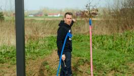 Een douche met uitzicht op prachtige natuur en… buren?