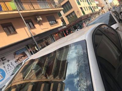 Dronken Nederlanders gooien tafel van vier hoog op auto Mallorca