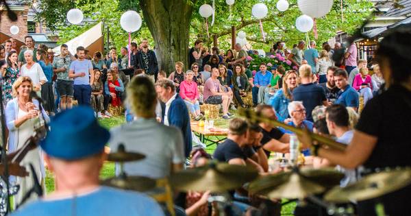 Barbecue-rook trekt op boven de brouwerijtuin in Vessem - Eindhovens Dagblad