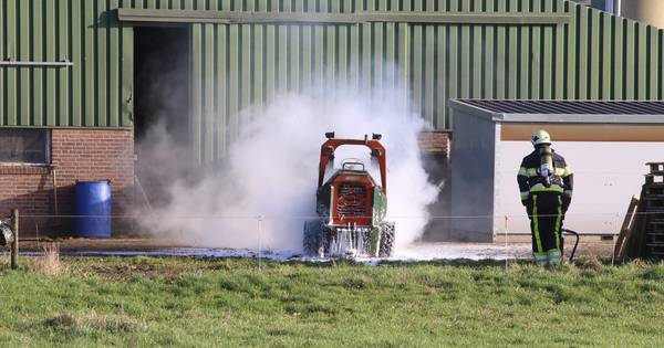 Boer trekt brandende loader uit schuur in Cromvoirt
