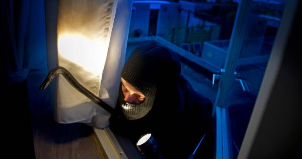 Man, 30 jaar uit Leeuwarden, die vrijdagavond had ingebroken op de bovenste verdieping van een flat aan de Mondriaanstraat in Leeuwarden, is van het dak gevallen en overleden..