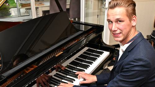 Audric (22) is bijna blind en kan geen noot lezen, maar gaat voluit voor carrière als pianist