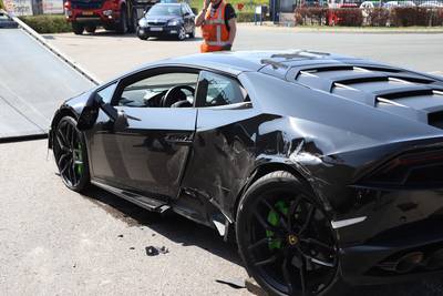 Vrachtwagen raakt Lamborghini: dure sportwagen flink beschadigd