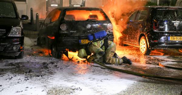 Auto in brand in Mijdrecht, politie vermoedt brandstichting.