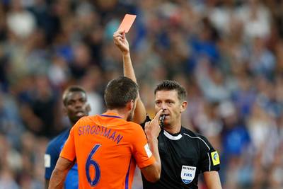 Oranje verliest Strootman met rood