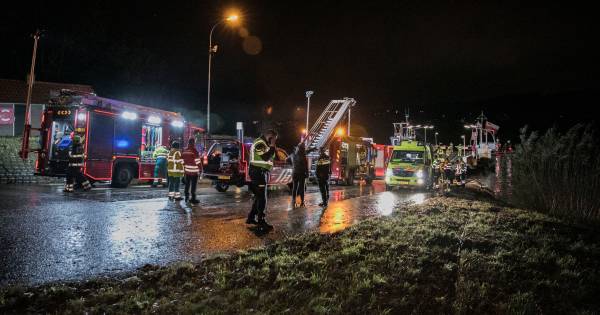 Persoon overlijdt nadat auto in Rijn bij Randwijk belandt