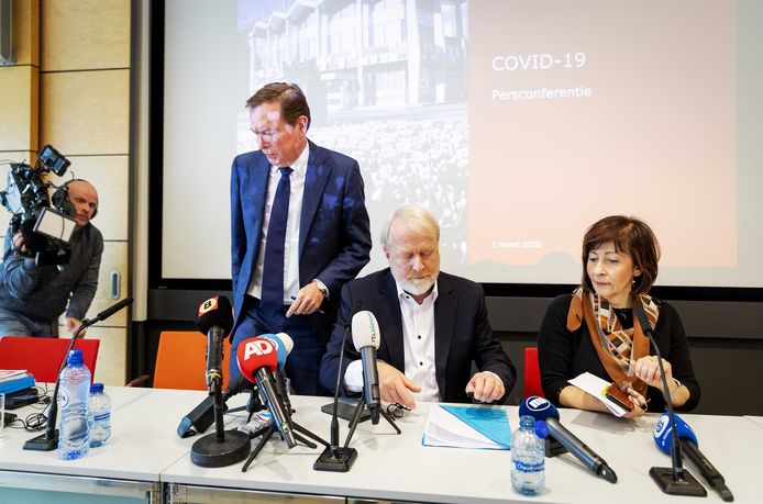 Aura Timen van het RIVM (rechts), met naast zich toenmalig minister Bruno Bruins (staand) en RIVM-collega Jaap van Dissel.