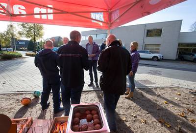 Grolse monteurs staken op z’n Achterhoeks: in de pauze met een broodje bal