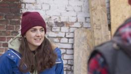 Alexia wordt een beetje verlegen door Bartel Van Riet